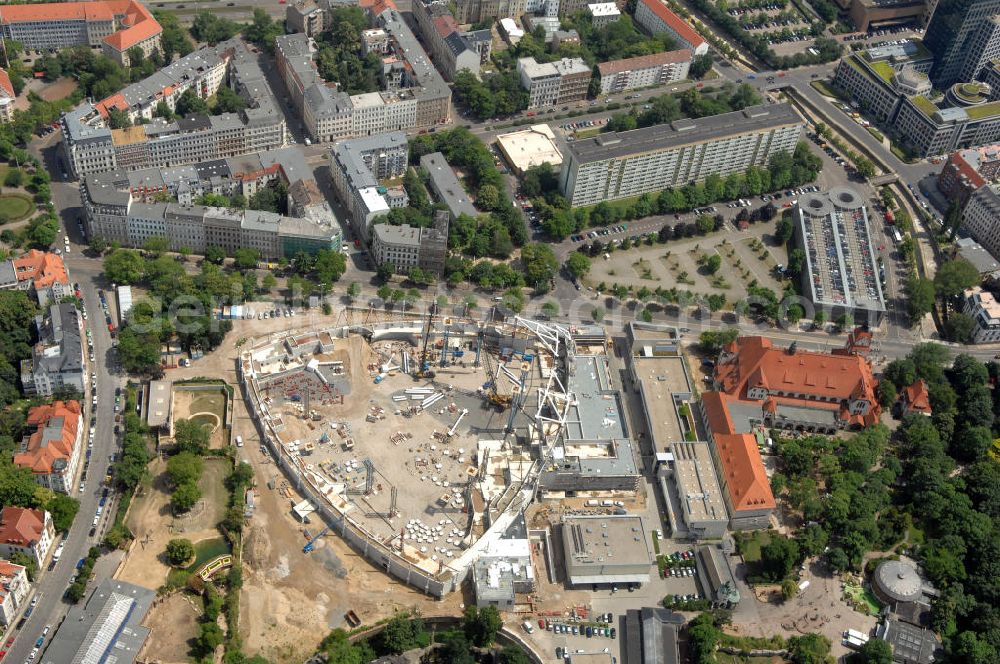 Aerial image Leipzig - Blick auf die Baustelle der Riesentropenhalle Gondwanaland des Zoos in Leipzig. Baubeginn war 2007, Fertigstellung und Eröffnung sind für 2011 geplant. Der Bau der Tropenhalle ist die zweite Bauphase des Zoos zum Zoo der Zukunft. Um Platz für die Halle zu schaffen, wurde im Jahr 2006 die Fabrikhalle der ehemaligen Orsta-Hydraulik an der Pfaffendorfer Straße gesprengt, das Gelände wurde dem Zoo angegliedert. Die Baukosten betragen 60. Mio. Euro. Damit ist der Bau der Tropenhalle das bisher größte Bauprojekt des Leipziger Zoos. Verantwortlich für den Bau sind die Obermayer Albis Bauplan GmbH in Arbeitsgemeinschaft mit den Fachbüros Henchion Reuter Architekten, Eisenloffel, Sattler und Partner, dem Brandschutzbüro Hahn GmbH und dem Zoo.