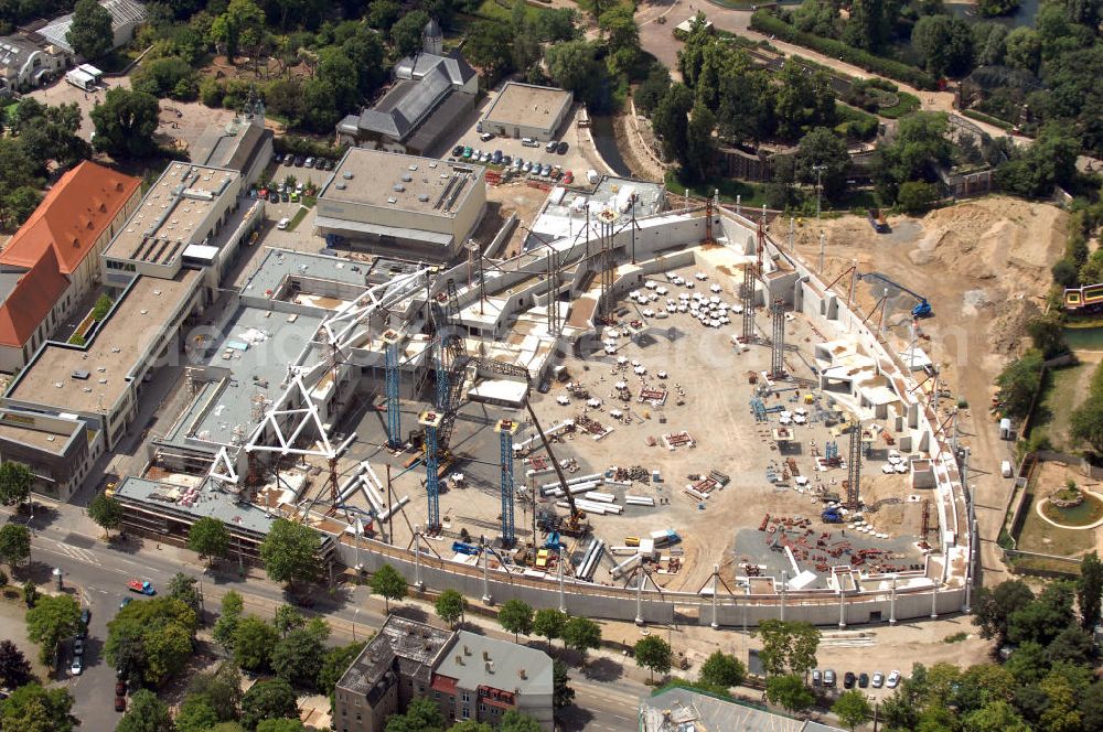 Aerial photograph Leipzig - Blick auf die Baustelle der Riesentropenhalle Gondwanaland des Zoos in Leipzig. Baubeginn war 2007, Fertigstellung und Eröffnung sind für 2011 geplant. Der Bau der Tropenhalle ist die zweite Bauphase des Zoos zum Zoo der Zukunft. Um Platz für die Halle zu schaffen, wurde im Jahr 2006 die Fabrikhalle der ehemaligen Orsta-Hydraulik an der Pfaffendorfer Straße gesprengt, das Gelände wurde dem Zoo angegliedert. Die Baukosten betragen 60. Mio. Euro. Damit ist der Bau der Tropenhalle das bisher größte Bauprojekt des Leipziger Zoos. Verantwortlich für den Bau sind die Obermayer Albis Bauplan GmbH in Arbeitsgemeinschaft mit den Fachbüros Henchion Reuter Architekten, Eisenloffel, Sattler und Partner, dem Brandschutzbüro Hahn GmbH und dem Zoo.