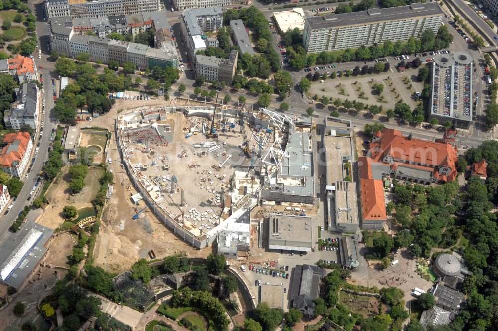 Leipzig from above - Blick auf die Baustelle der Riesentropenhalle Gondwanaland des Zoos in Leipzig. Baubeginn war 2007, Fertigstellung und Eröffnung sind für 2011 geplant. Der Bau der Tropenhalle ist die zweite Bauphase des Zoos zum Zoo der Zukunft. Um Platz für die Halle zu schaffen, wurde im Jahr 2006 die Fabrikhalle der ehemaligen Orsta-Hydraulik an der Pfaffendorfer Straße gesprengt, das Gelände wurde dem Zoo angegliedert. Die Baukosten betragen 60. Mio. Euro. Damit ist der Bau der Tropenhalle das bisher größte Bauprojekt des Leipziger Zoos. Verantwortlich für den Bau sind die Obermayer Albis Bauplan GmbH in Arbeitsgemeinschaft mit den Fachbüros Henchion Reuter Architekten, Eisenloffel, Sattler und Partner, dem Brandschutzbüro Hahn GmbH und dem Zoo.