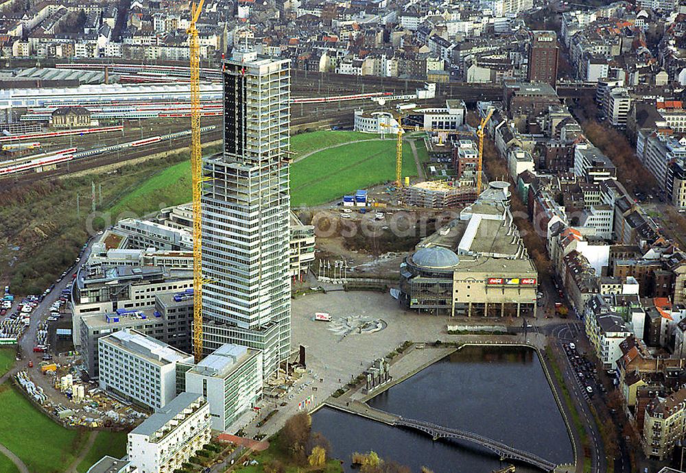 Aerial image Köln - Blick auf den Bau des Hochhauses Kölnturm. Der Kölnturm ist mit 148,5 Metern (165,48 Meter mit Antenne) das höchste Bürogebäude in Köln. Er wurde in zweieinhalb Jahren im Kölner Mediapark gebaut. Der Mediapark (Eigenschreibweise: MediaPark) ist ein Anfang des Jahrtausends fertiggestelltes städtebauliches Projekt der Stadt Köln, um Betriebe und Einrichtungen der Medien- und Kommunikationsbranche zusammen mit kulturellen Einrichtungen sowie Wohnungen anzusiedeln. Der Mediapark befindet sich im Kölner Stadtteil Neustadt-Nord auf dem Gelände des ehemaligen Güterbahnhofs Gereon und umfasst rund 20 Hektar. Construction of the skyscraper tower in Cologne Media Park.