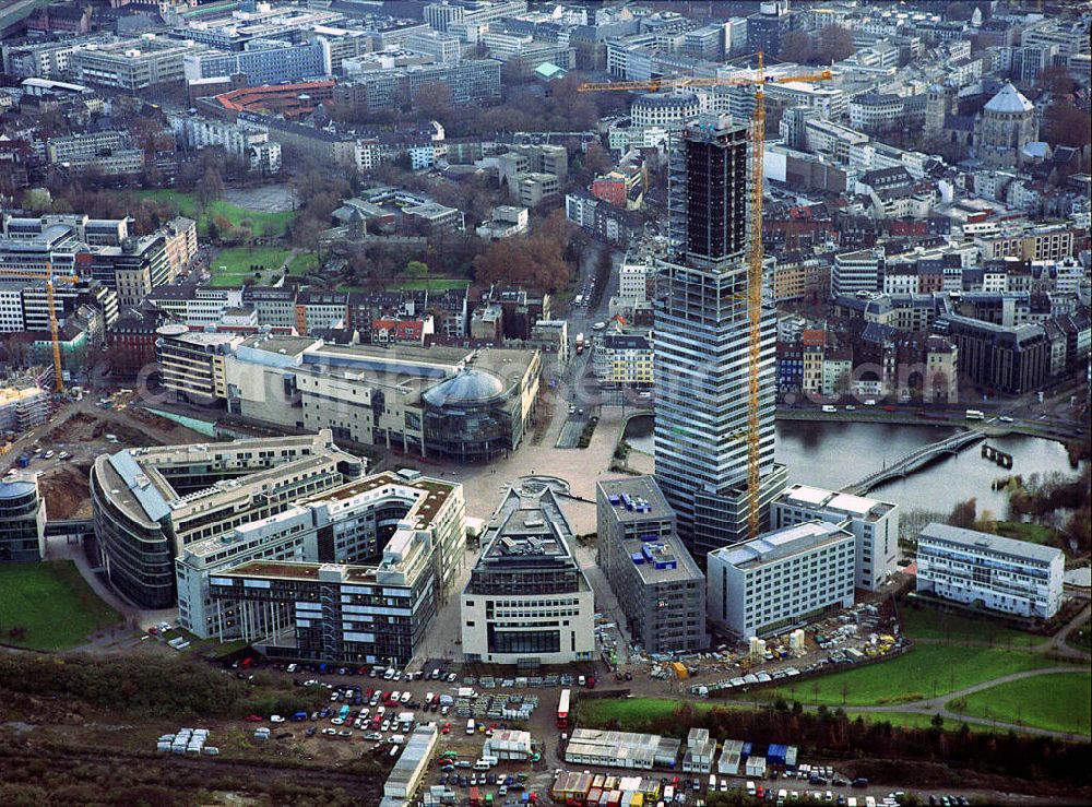 Köln from above - Blick auf den Bau des Hochhauses Kölnturm. Der Kölnturm ist mit 148,5 Metern (165,48 Meter mit Antenne) das höchste Bürogebäude in Köln. Er wurde in zweieinhalb Jahren im Kölner Mediapark gebaut. Der Mediapark (Eigenschreibweise: MediaPark) ist ein Anfang des Jahrtausends fertiggestelltes städtebauliches Projekt der Stadt Köln, um Betriebe und Einrichtungen der Medien- und Kommunikationsbranche zusammen mit kulturellen Einrichtungen sowie Wohnungen anzusiedeln. Der Mediapark befindet sich im Kölner Stadtteil Neustadt-Nord auf dem Gelände des ehemaligen Güterbahnhofs Gereon und umfasst rund 20 Hektar. Construction of the skyscraper tower in Cologne Media Park.