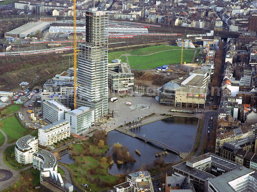 Köln from the bird's eye view: Blick auf den Bau des Hochhauses Kölnturm. Der Kölnturm ist mit 148,5 Metern (165,48 Meter mit Antenne) das höchste Bürogebäude in Köln. Er wurde in zweieinhalb Jahren im Kölner Mediapark gebaut. Der Mediapark (Eigenschreibweise: MediaPark) ist ein Anfang des Jahrtausends fertiggestelltes städtebauliches Projekt der Stadt Köln, um Betriebe und Einrichtungen der Medien- und Kommunikationsbranche zusammen mit kulturellen Einrichtungen sowie Wohnungen anzusiedeln. Der Mediapark befindet sich im Kölner Stadtteil Neustadt-Nord auf dem Gelände des ehemaligen Güterbahnhofs Gereon und umfasst rund 20 Hektar. Construction of the skyscraper tower in Cologne Media Park.