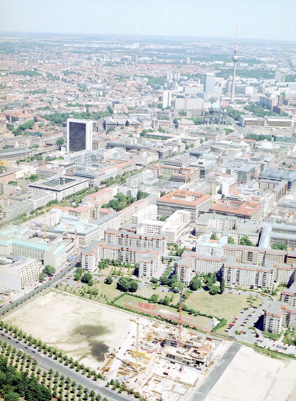 Berlin from the bird's eye view: Bau des Holocaust-Mahnmals am Brandenburger Tor in Berlin-Mitte.