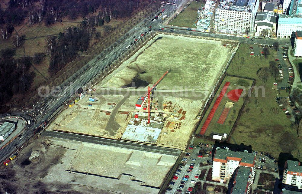 Berlin from the bird's eye view: Bau des Holocaustdenkmales am Brandenburger Tor in Berlin-Mitte.