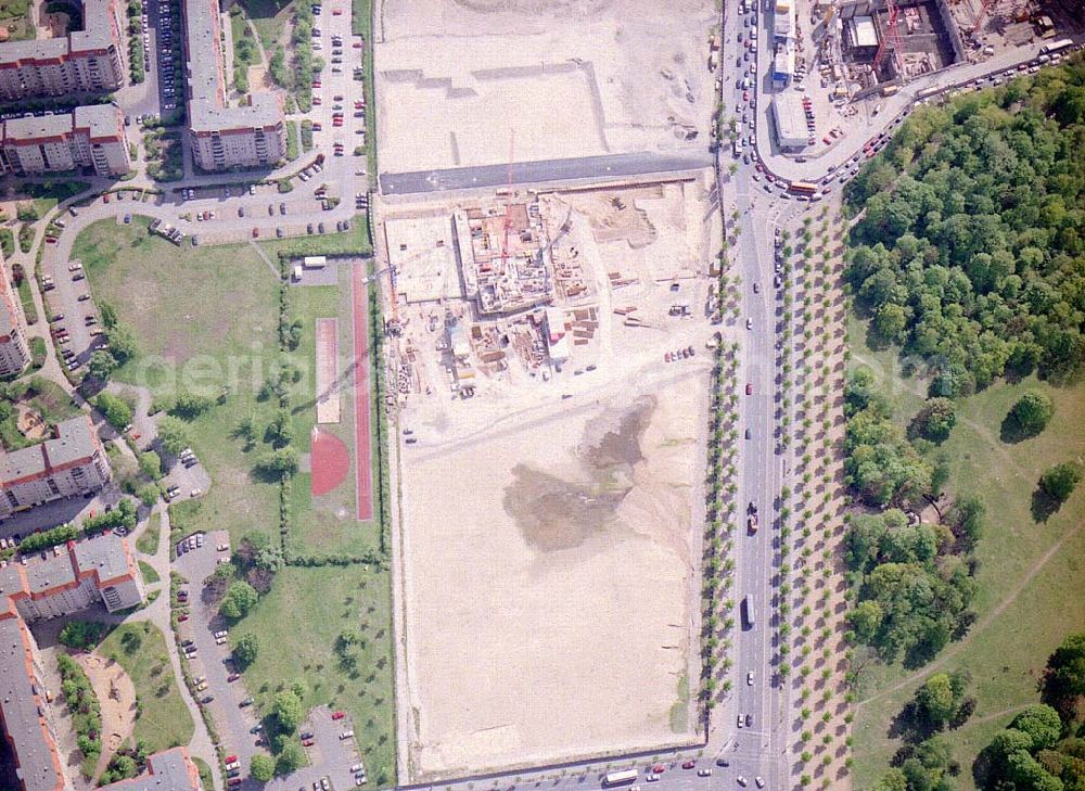 Berlin from above - Bau des Holocaustdenkmals am Brandenburger Tor in Berlin-Mitte.