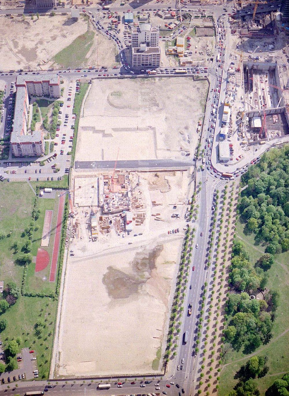 Berlin from the bird's eye view: Bau des Holocaustdenkmals am Brandenburger Tor in Berlin-Mitte.