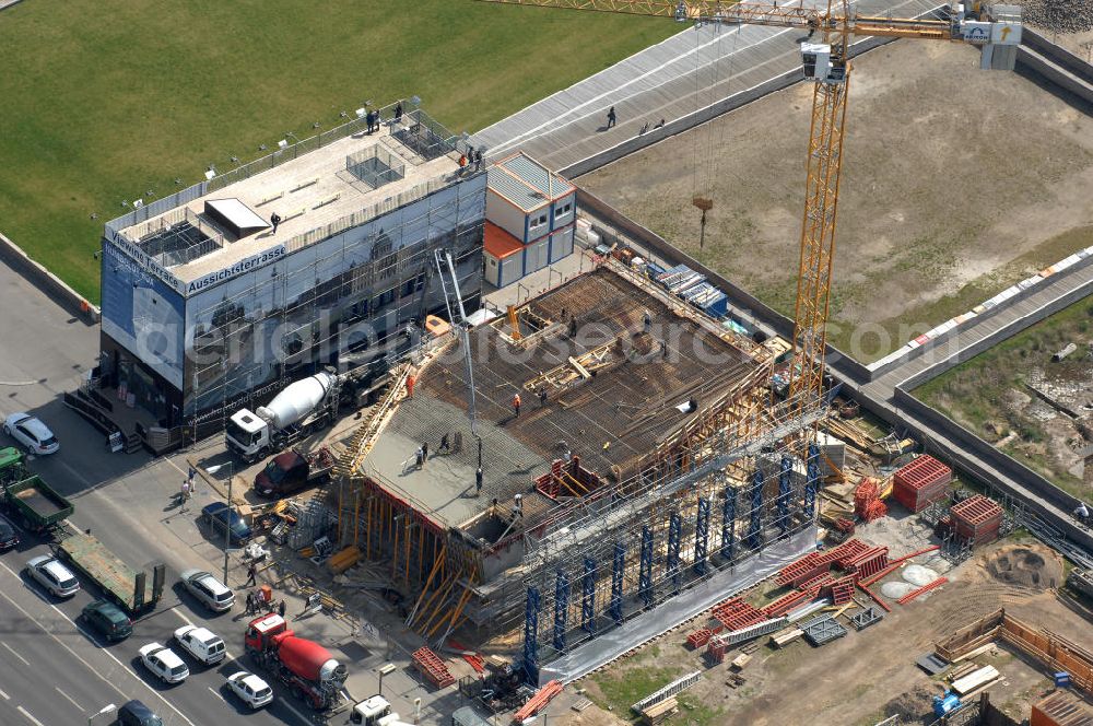 Aerial image Berlin - Blick auf den Bau der Humboldt-Box ® ( H-Box ) am Schlossplatz. Die Aussichtsplattform der Box soll am 21. Dezember 2010 eröffnet werden. Besucher können sich hier künftig über den Bauverlauf des Humboldt-Forums in Gestalt des Berliner Schlosses informieren.