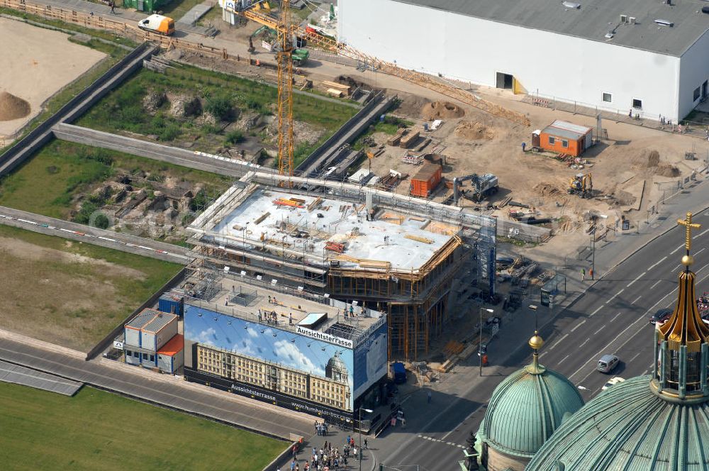 Aerial photograph Berlin - Blick auf den Bau der Humboldt-Box ® ( H-Box ) am Schlossplatz . Die Aussichtsplattform der Box soll im Dezember 2010 eröffnet werden. Besucher können sich hier künftig über den Bauverlauf des Humboldt-Forums in Gestalt des Berliner Schlosses informieren. View of the construction of the Humboldt-Box ® (H-Box) at the Schlossplatz. The observation deck of the box to be opened in December 2010. Visitors can here in the future about the construction process of the Humboldt Forum in the form of the Berlin Palace.