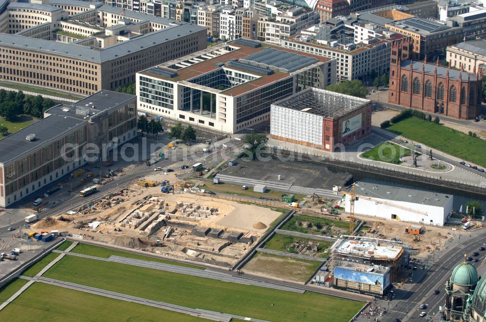 Berlin from above - Blick auf den Bau der Humboldt-Box ® ( H-Box ) am Schlossplatz . Die Aussichtsplattform der Box soll im Dezember 2010 eröffnet werden. Besucher können sich hier künftig über den Bauverlauf des Humboldt-Forums in Gestalt des Berliner Schlosses informieren. View of the construction of the Humboldt-Box ® (H-Box) at the Schlossplatz. The observation deck of the box to be opened in December 2010. Visitors can here in the future about the construction process of the Humboldt Forum in the form of the Berlin Palace.