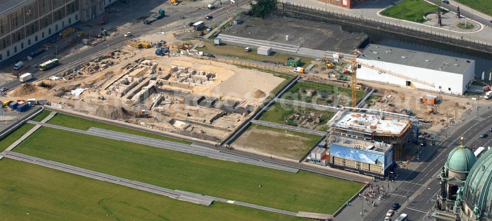 Berlin from the bird's eye view: Blick auf den Bau der Humboldt-Box ® ( H-Box ) am Schlossplatz . Die Aussichtsplattform der Box soll im Dezember 2010 eröffnet werden. Besucher können sich hier künftig über den Bauverlauf des Humboldt-Forums in Gestalt des Berliner Schlosses informieren. View of the construction of the Humboldt-Box ® (H-Box) at the Schlossplatz. The observation deck of the box to be opened in December 2010. Visitors can here in the future about the construction process of the Humboldt Forum in the form of the Berlin Palace.