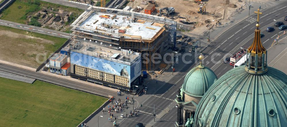 Aerial image Berlin - Blick auf den Bau der Humboldt-Box ® ( H-Box ) am Schlossplatz . Die Aussichtsplattform der Box soll im Dezember 2010 eröffnet werden. Besucher können sich hier künftig über den Bauverlauf des Humboldt-Forums in Gestalt des Berliner Schlosses informieren. View of the construction of the Humboldt-Box ® (H-Box) at the Schlossplatz. The observation deck of the box to be opened in December 2010. Visitors can here in the future about the construction process of the Humboldt Forum in the form of the Berlin Palace.