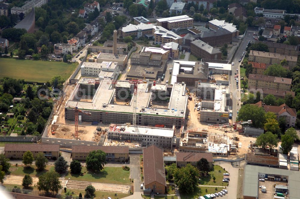 Frankfurt am Main from above - Blick auf den Bau einer Justizvollzugsanstalt im Stadtteil Preungesheim von Frankfurt am Main in Hessen. Der Neubau der Justizvollzugsanstalt Frankfurt am Main I soll nach seiner Errichtung im Mai 2010 als Untersuchungshaftanstalt mit 564 Haftplätzen genutzt werden. Bauherr: Hessisches Baumanagement, Regionalniederlassung Rhein-Main, Gutleutstraße 136, 60327 Frankfurt am Main, Tel. +49 (0) 695 800 580,