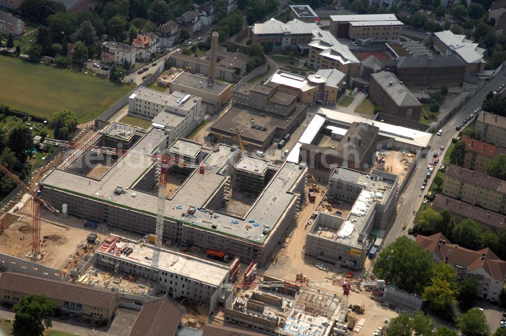 Frankfurt am Main from the bird's eye view: Blick auf den Bau einer Justizvollzugsanstalt im Stadtteil Preungesheim von Frankfurt am Main in Hessen. Der Neubau der Justizvollzugsanstalt Frankfurt am Main I soll nach seiner Errichtung im Mai 2010 als Untersuchungshaftanstalt mit 564 Haftplätzen genutzt werden. Bauherr: Hessisches Baumanagement, Regionalniederlassung Rhein-Main, Gutleutstraße 136, 60327 Frankfurt am Main, Tel. +49 (0) 695 800 580,