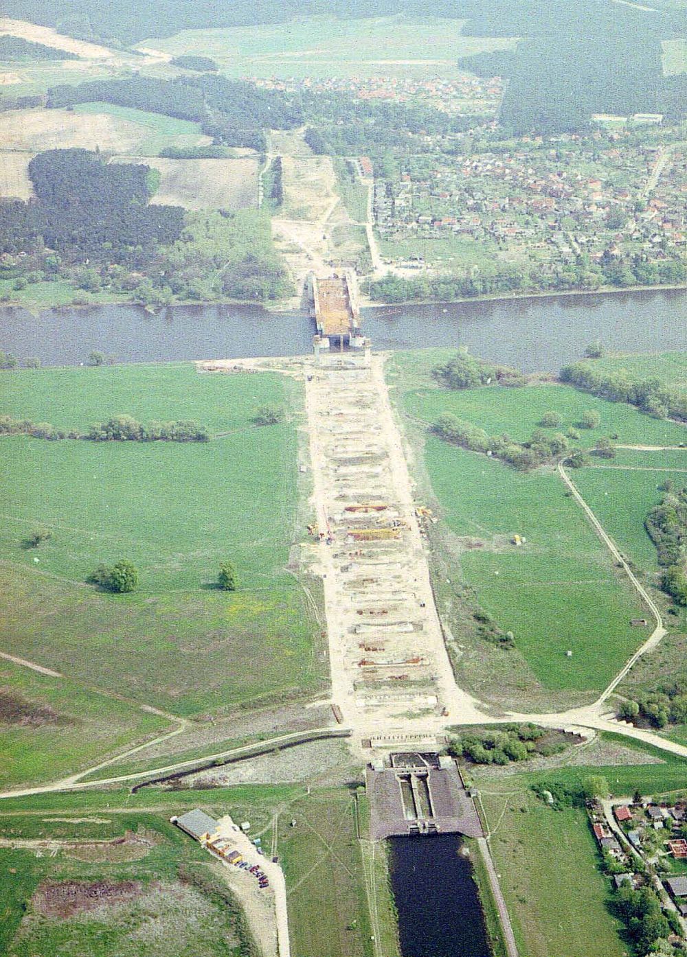 Hohenwarthe from the bird's eye view: Bau der Kanalbrücke zwischen dem Schiffshebewerk Rothensee und der Doppelsparschleuse Hohenwarthe am Wasserstraßenkreuz Magdeburg.