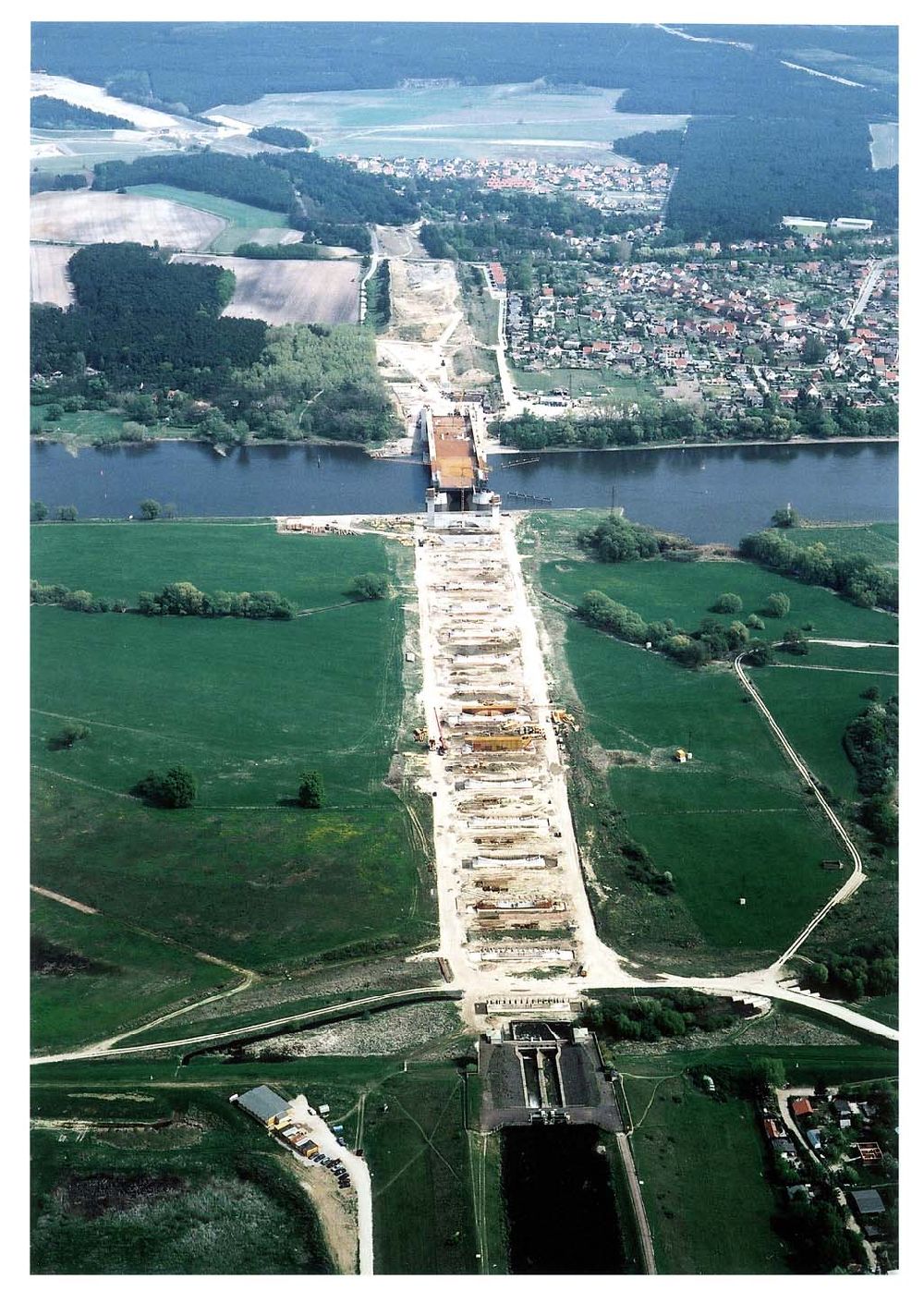 Aerial image Hohenwarthe - Bau der Kanalbrücke zwischen dem Schiffshebewerk Rothensee und der Doppelsparschleuse Hohenwarthe am Wasserstraßenkreuz Magdeburg.