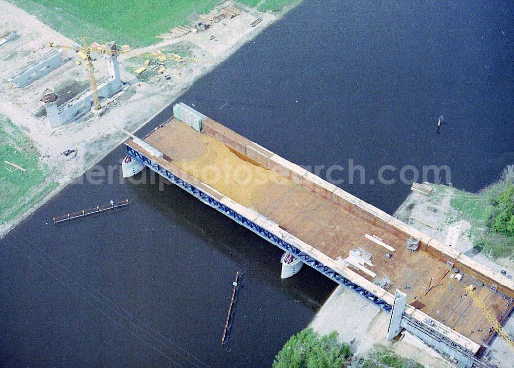 Hohenwarthe from the bird's eye view: Bau der Kanalbrücke zwischen dem Schiffshebewerk Rothensee und der Doppelsparschleuse Hohenwarthe am Wasserstraßenkreuz Magdeburg.