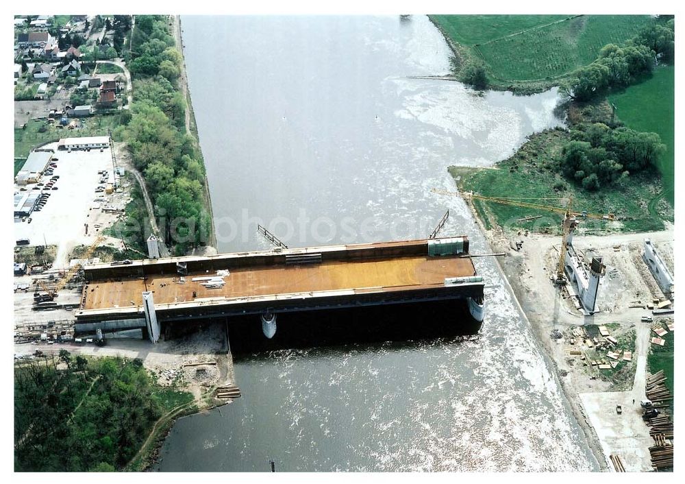 Hohenwarthe from the bird's eye view: Bau der Kanalbrücke zwischen dem Schiffshebewerk Rothensee und der Doppelsparschleuse Hohenwarthe am Wasserstraßenkreuz Magdeburg.