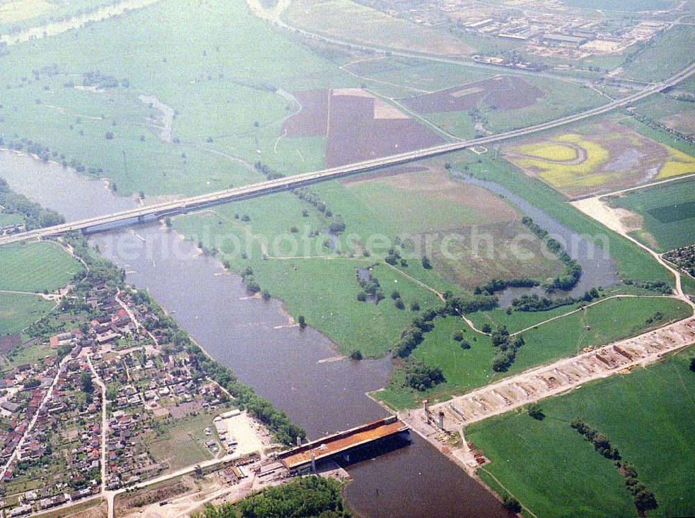 Hohenwarthe from the bird's eye view: Bau der Kanalbrücke zwischen dem Schiffshebewerk Rothensee und der Doppelsparschleuse Hohenwarthe am Wasserstraßenkreuz Magdeburg.