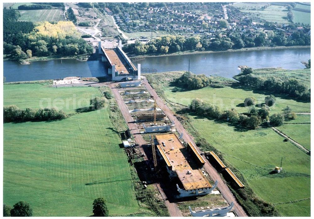 Hohenwarthe from the bird's eye view: Bau der Kanalbrücke zwischen dem Schiffshebewerk Rothensee und der Doppelsparschleuse Hohenwarthe am Wasserstraßenkreuz Magdeburg.