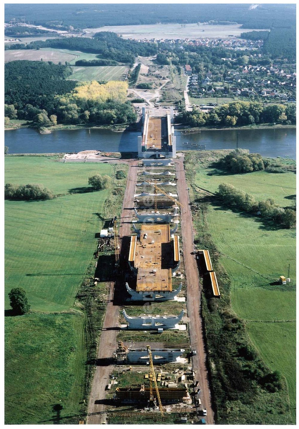 Aerial image Hohenwarthe - Bau der Kanalbrücke zwischen dem Schiffshebewerk Rothensee und der Doppelsparschleuse Hohenwarthe am Wasserstraßenkreuz Magdeburg.