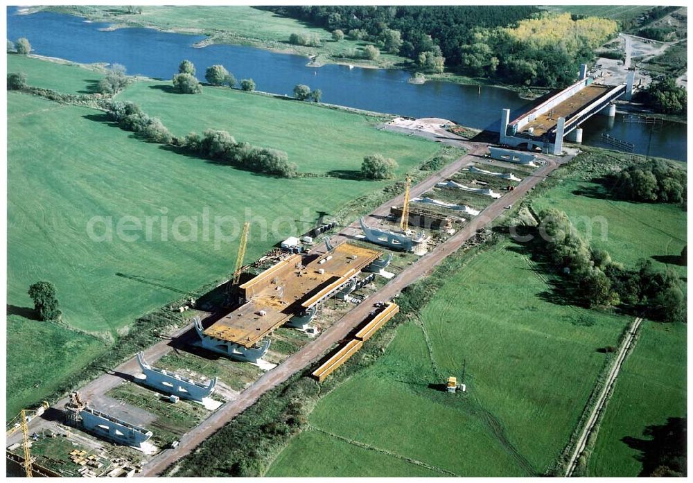 Hohenwarthe from above - Bau der Kanalbrücke zwischen dem Schiffshebewerk Rothensee und der Doppelsparschleuse Hohenwarthe am Wasserstraßenkreuz Magdeburg.