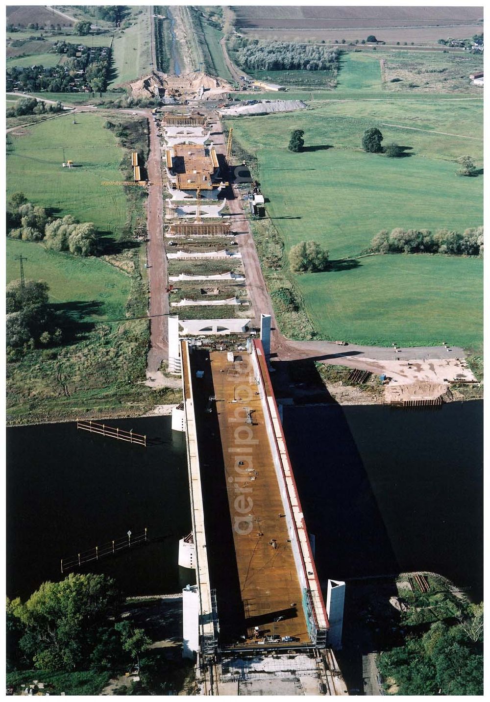 Aerial image Hohenwarthe - Bau der Kanalbrücke zwischen dem Schiffshebewerk Rothensee und der Doppelsparschleuse Hohenwarthe am Wasserstraßenkreuz Magdeburg.