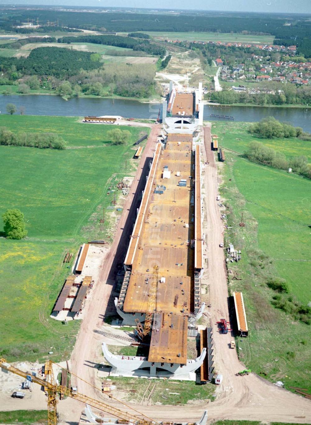 Aerial image Hohenwarthe - Bau der Kanalbrücke zwischen dem Schiffshebewerk Rothensee und der Doppelsparschleuse Hohenwarthe am Wasserstraßenkreuz Magdeburg.