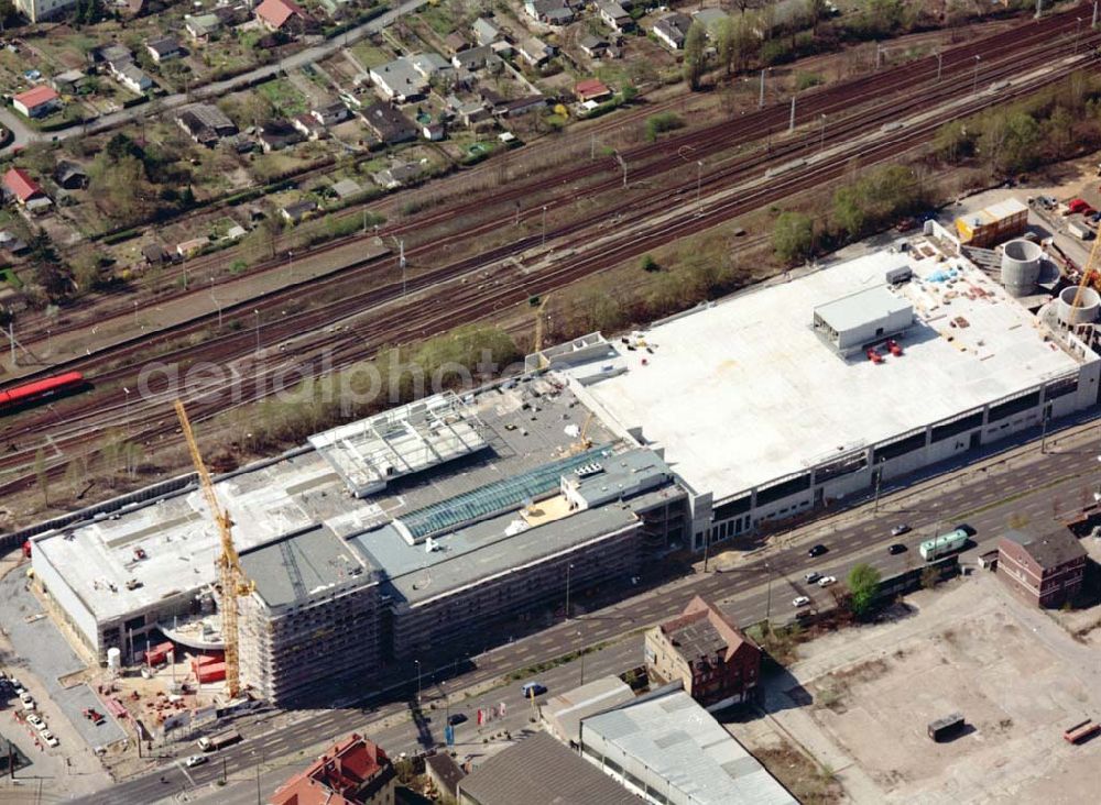 Berlin - Schöneweide from the bird's eye view: Bau des KAUFLAND-Centers am S-Bahnhof Schöneweide.