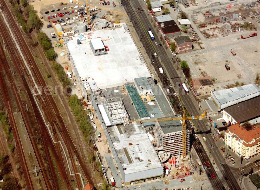 Berlin - Schöneweide from the bird's eye view: Bau des KAUFLAND-Centers am S-Bahnhof Schöneweide.