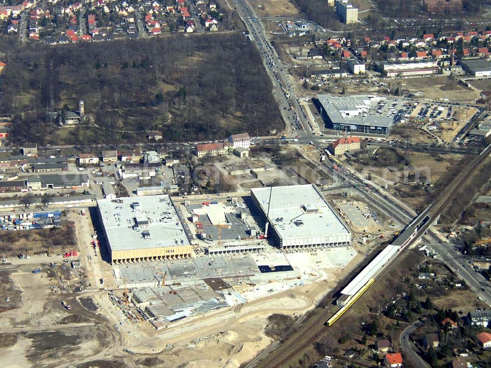 Berlin - MARZAHN from the bird's eye view: Bau des Kaufland-Centers und der BMW-Niederlassung an der B1 in Berlin-Biesdorf. (Biesdorf-Center)