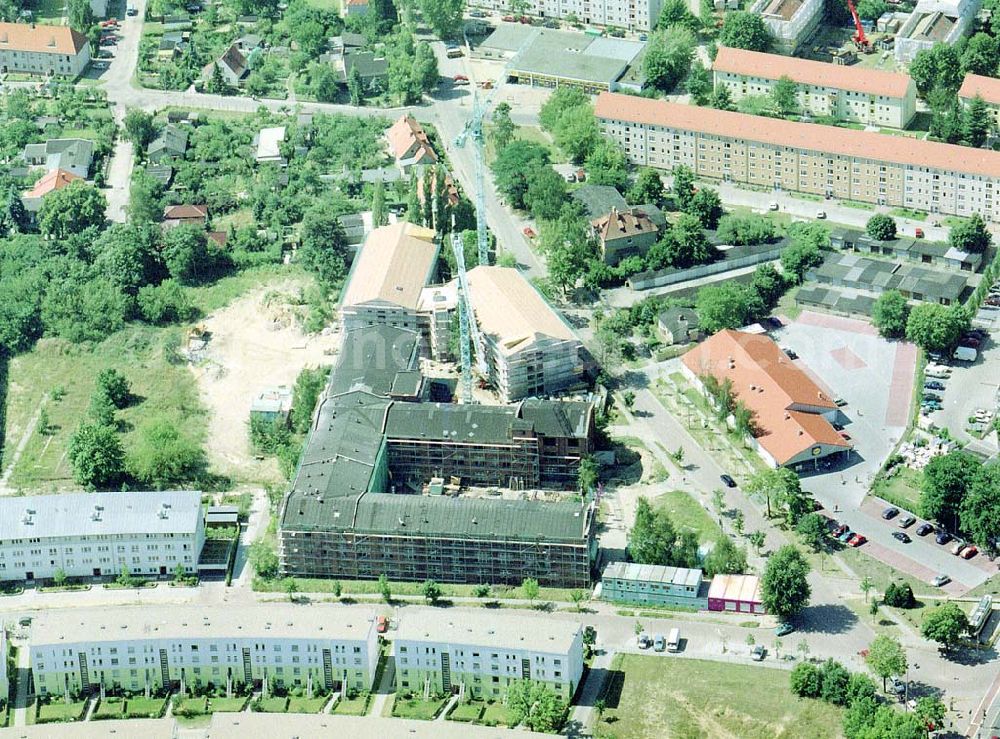 Teltow - Brandenburg from above - Bau der Lavendel-Residenz der SERVICUR Seniorenresidenzen GmbH an der Weser- Ecke Elbestraße in Teltow / Brandenburg. -neue Bezeichnung Residenz Zehlendorf -Postanschrift: Glaszeile 40 in 14165 Berlin, 030845900100