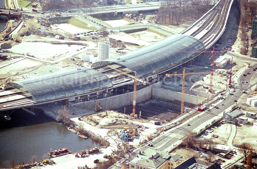 Berlin-Tiergarten from the bird's eye view: Bau des Lehrter Bahnhofes / Hauptbahnhofes am Spreebogen im Tiergarten