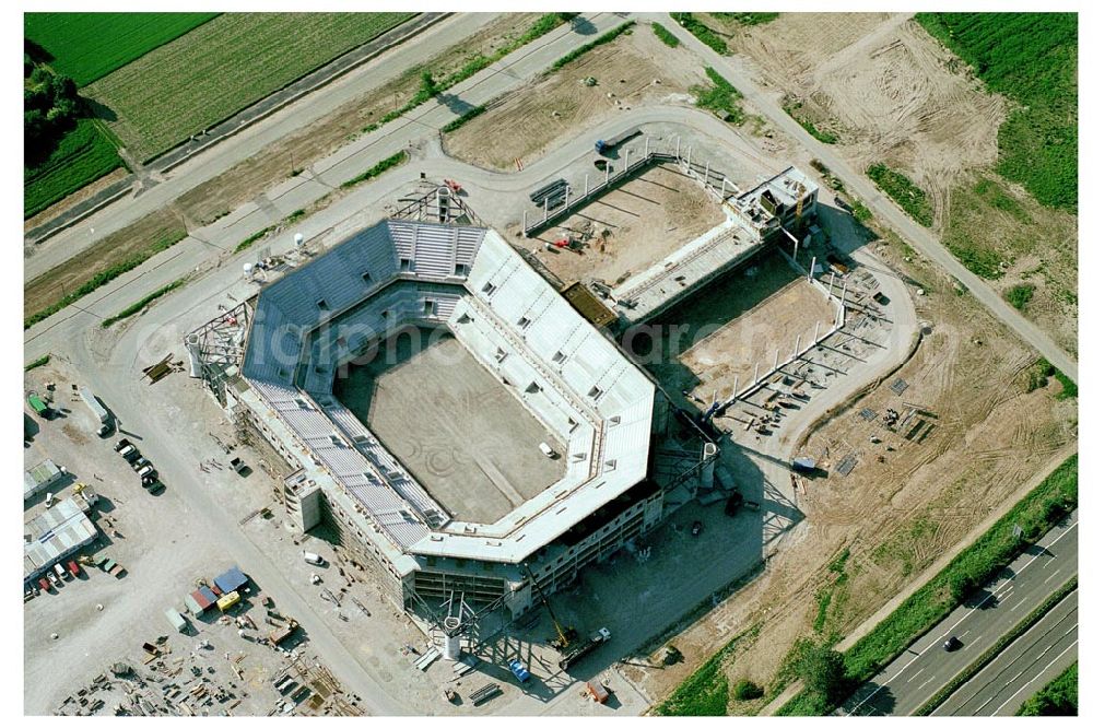 Mannheim from above - 27.05.04 Mannheim, Blick auf die Baustelle der Mannheim Arena am Flughafen Mannheim. MANNHEIM ARENA®,Besitzgesellschaft mbH & Co. KG | Verwaltungsstelle Bergheimerstraße 89/1; 69115 Heidelberg,Tel.: +49 (0) 62 21 - 4 32 06 - 0,Fax: +49 (0) 62 21 - 4 32 06 - 32,E-Mail: info@mannheim-arena.de, Ansprechpartner Matthias Fries, Die neue Mannheimer Arena trägt künftig den Namen „SAP-Arena“. Einen entsprechenden Vertrag mit zehnjähriger Laufzeit unterzeichneten die „Arena Mannheim Besitzgesellschaft mbH“