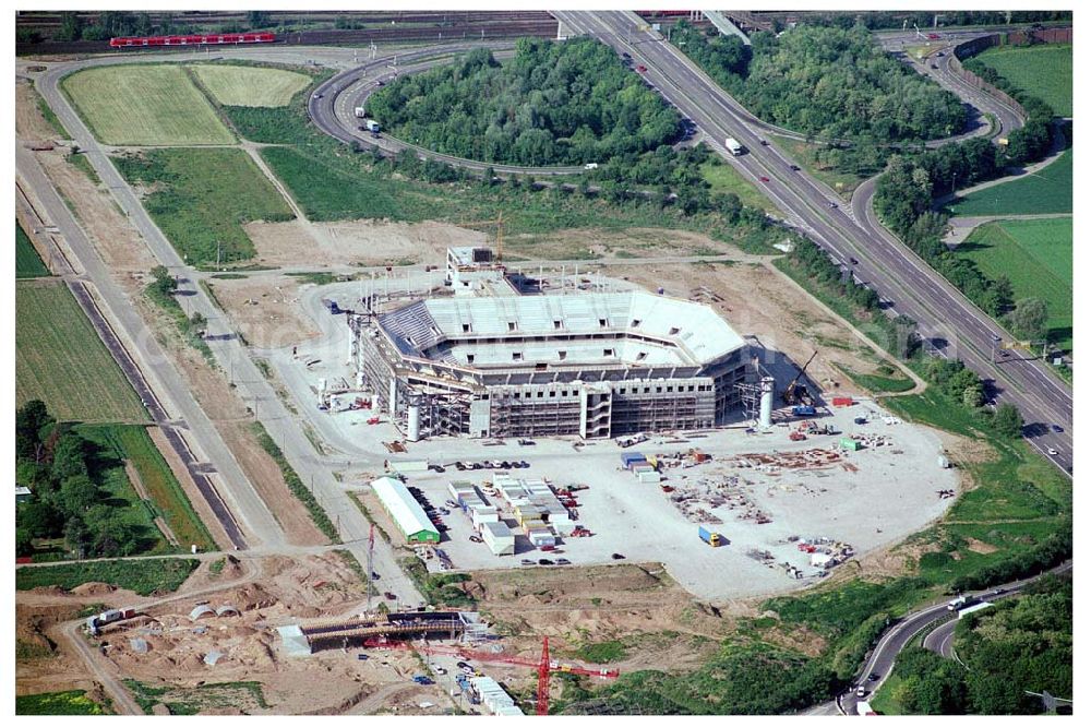 Mannheim from above - 27.05.04 Mannheim, Blick auf die Baustelle der Mannheim Arena am Flughafen Mannheim. MANNHEIM ARENA®,Besitzgesellschaft mbH & Co. KG | Verwaltungsstelle Bergheimerstraße 89/1; 69115 Heidelberg,Tel.: +49 (0) 62 21 - 4 32 06 - 0,Fax: +49 (0) 62 21 - 4 32 06 - 32,E-Mail: info@mannheim-arena.de, Ansprechpartner Matthias Fries, Die neue Mannheimer Arena trägt künftig den Namen „SAP-Arena“. Einen entsprechenden Vertrag mit zehnjähriger Laufzeit unterzeichneten die „Arena Mannheim Besitzgesellschaft mbH“