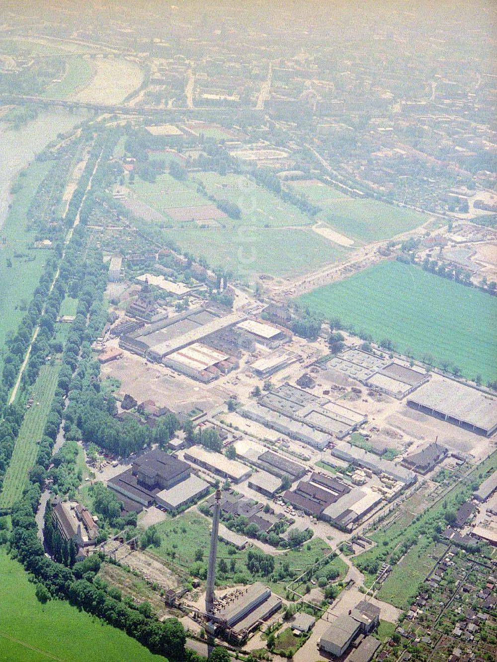 Dresden / Sachs. from the bird's eye view: Bau der Neue Messe - ein Projekt der HVB-Immobilien AG auf dem Ostragehege (Gelände des Alten Schlachthofes) in Dresden. Generalunternehmer: HOCHTIEF AG.