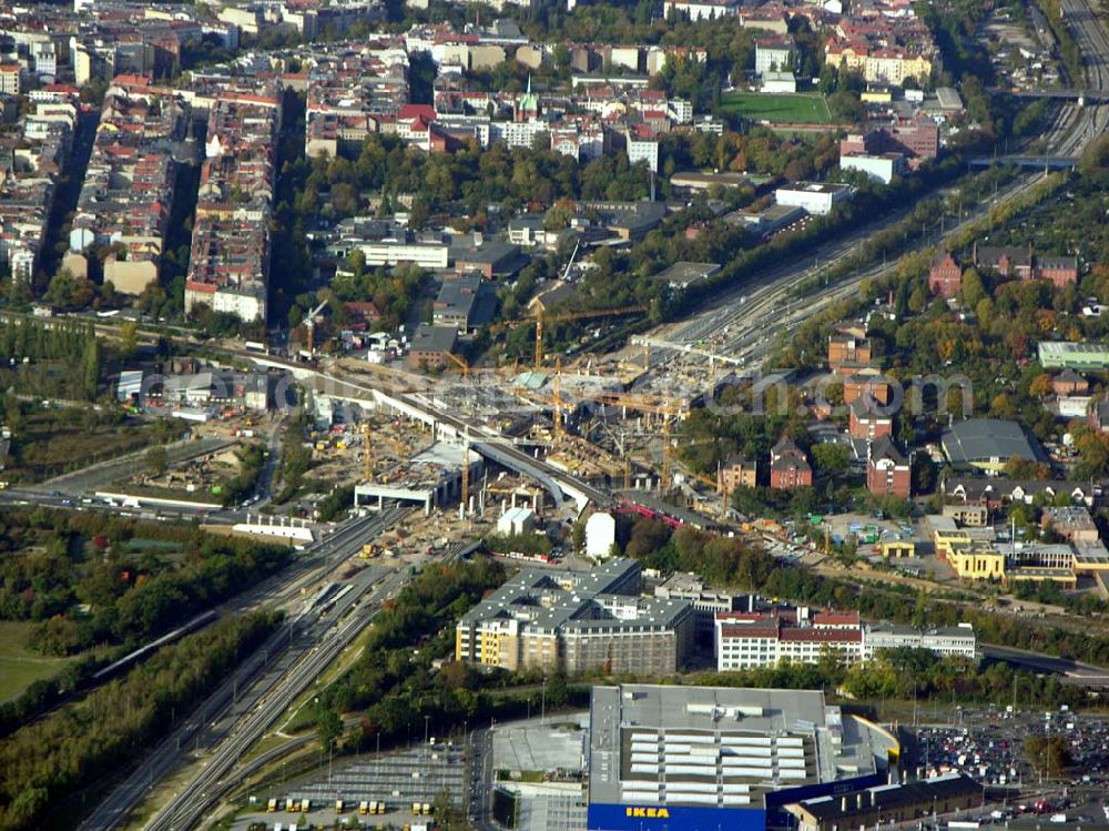 Berlin from above - 07.10.2004 Blick auf den Bau des neuen Autobahnkreuzes Schöneberg (Neustadt-Autobahn) am Flughafen Tempelhof.