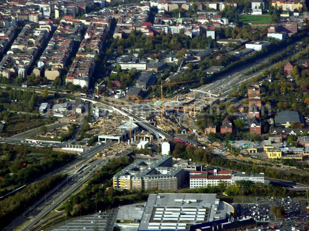 Berlin from the bird's eye view: 07.10.2004 Blick auf den Bau des neuen Autobahnkreuzes Schöneberg (Neustadt-Autobahn) am Flughafen Tempelhof.