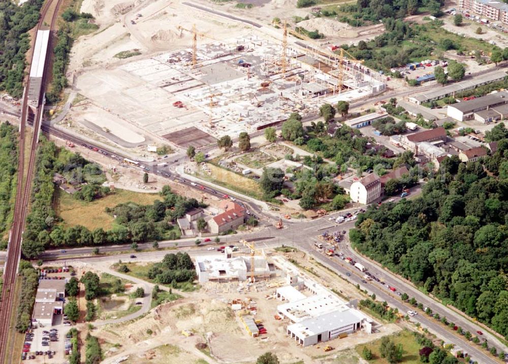 Berlin - Biesdorf from the bird's eye view: Bau der neuen BMW-Niederlassung an der B1 / Ecke Mehrower Allee in Berlin-Biesdorf, 05.07.2002