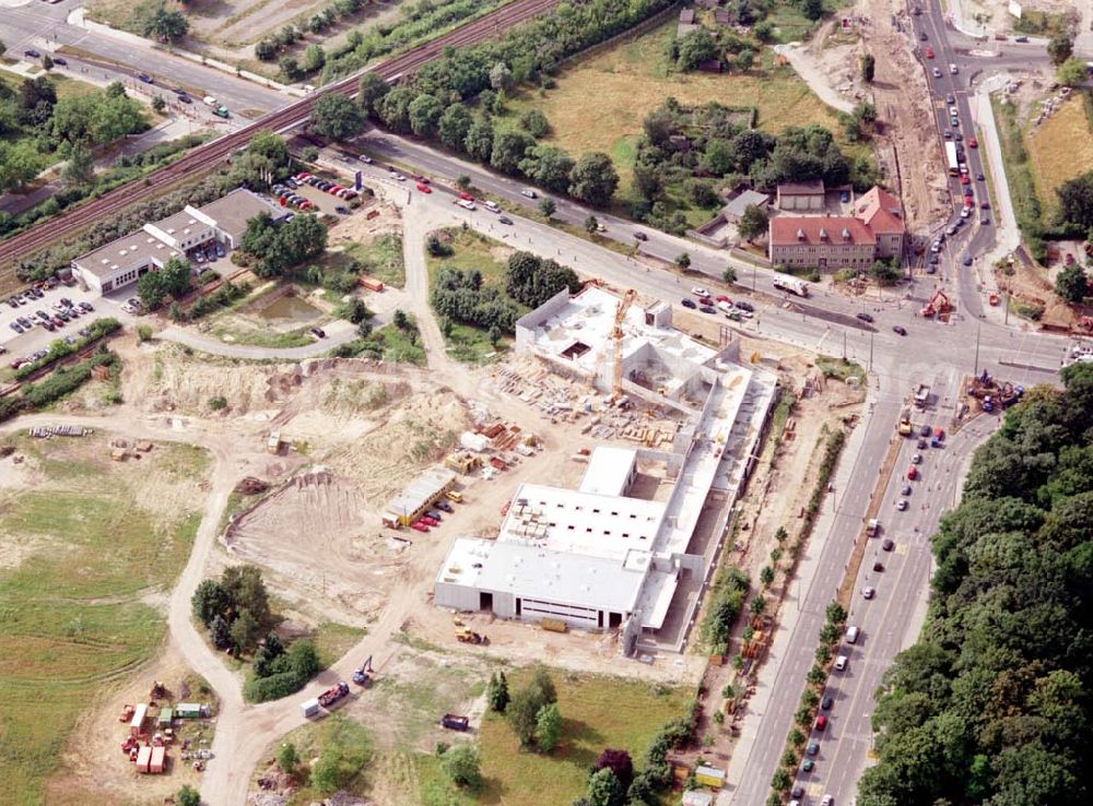 Aerial image Berlin - Biesdorf - Bau der neuen BMW-Niederlassung an der B1 / Ecke Mehrower Allee in Berlin-Biesdorf, 05.07.2002