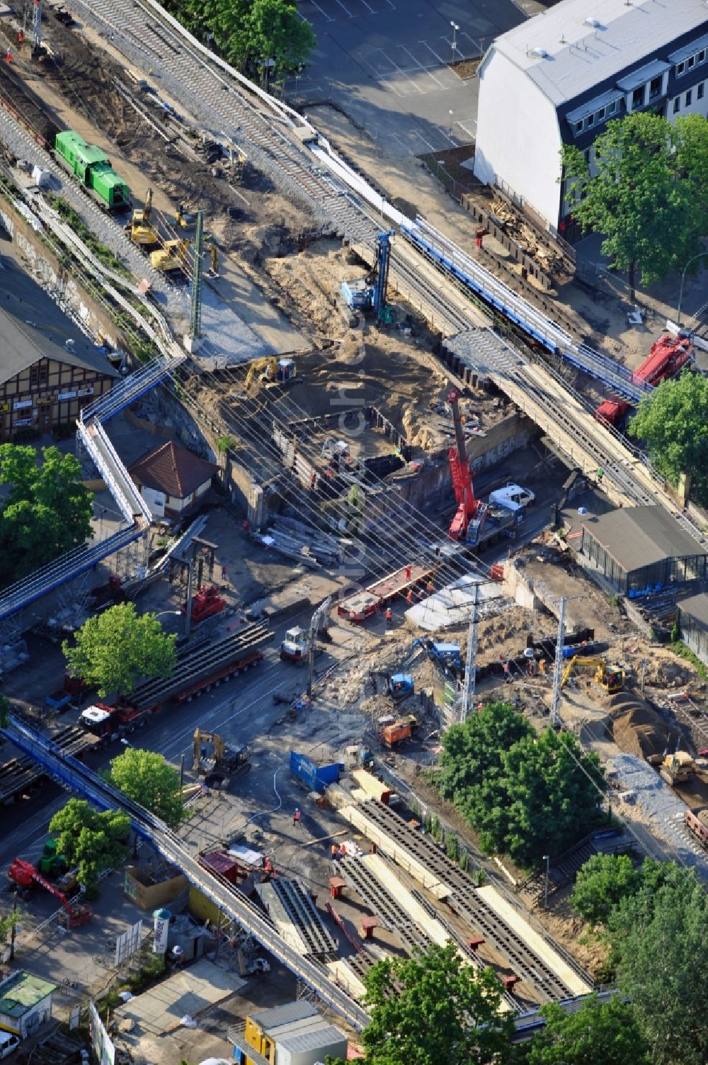 Berlin from the bird's eye view: Construction of new railway bridge over the Treskowallee at Berlin- Karlshorst