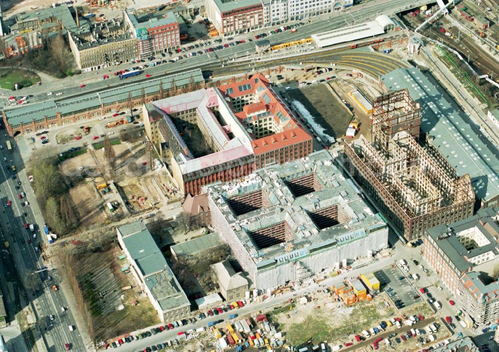 Aerial photograph Berlin - Friedrichshain - Bau der Oberbaum-City am S-Bahnhof Warschauer Straße.