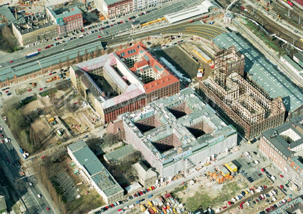 Berlin - Friedrichshain from above - Bau der Oberbaum-City am S-Bahnhof Warschauer Straße.