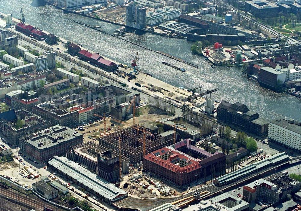 Berlin - Friedrichshain from the bird's eye view: Bau der Oberbaum-City - ehem. NARVA-Gelände an der Warschauer Straße in Berlin - Friedrichshain.