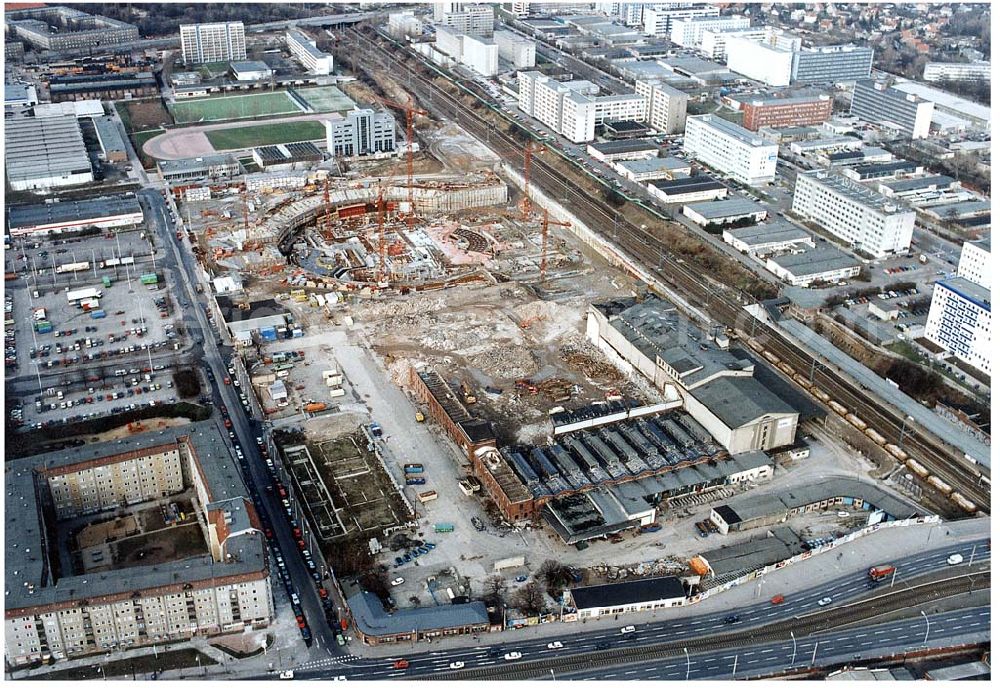 Berlin from the bird's eye view: Bau der Radsporthalle im Europa Sportpark Berlin an der Landsberger Allee durch die OSB-Sportstätten GmbH.