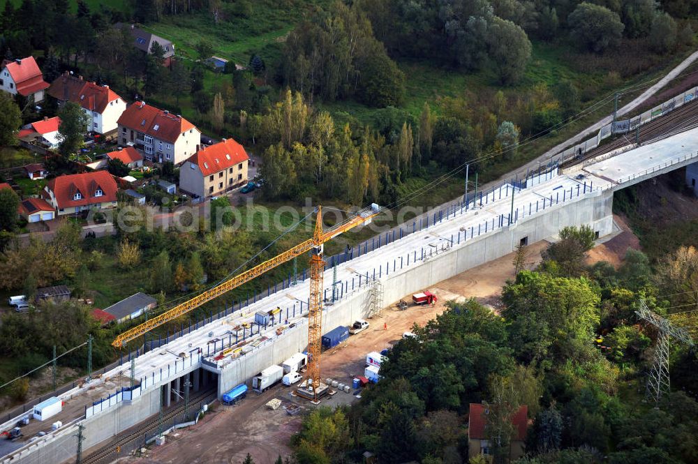 Aerial photograph Rattmannsdorf - Vorschub- Bauarbeiten an der Saale-Elster-Talbrücke zwischen Ammendorf und Schkopau. Das Beton- Viadukt mit insgesamt 8, 5 Kilometern Länge wird teilweise mit großen Baugerüsten in so genannter Vor-Kopf-Bauweise errichtet. Die ICE - Neubaustrecke im Projekt VDE 8 der Deutschen Bahn und der DEGES soll 2015 in Betrieb gehen und wird das bisher längste Brückenbauwerk Deutschlands sein. Bauausführende Firmen sind die Hochtief Construction AG, Adam Hörnig, Gerdum und Breuer; Franki Grundbau; Doka Schalungstechniker; BBV Vorspanntechnik; Röro Traggerüstsysteme; Oevermann Hoch- und Tiefbau, Teupe & Söhne Gerüstbau GmbH, Alpine Bau, Kann Baustoffe und Arcelormittal. Die Bauüberwachung erfolgt durch das Ingenieurbüro Schüßler Plan. Construction site of the Saale-Elster-Talbrücke between Ammendorf and Schkopau. It will be 8, 5 km long and belongs to the Deutsche Bahn project VDE 8 and the DEGES. It should be finished in 2015. Its going to be the longest bridge in Germany. It is constructed by Hochtief Construction AG, Adam Hörnig, Gerdum und Breuer; Franki Grundbau; Doka Schalungstechniker; BBV Vorspanntechnik; Röro Traggerüstsysteme; Oevermann Hoch- und Tiefbau, Teupe & Söhne Gerüstbau GmbH, Alpine Bau, Kann Baustoffe und Arcelormittal.