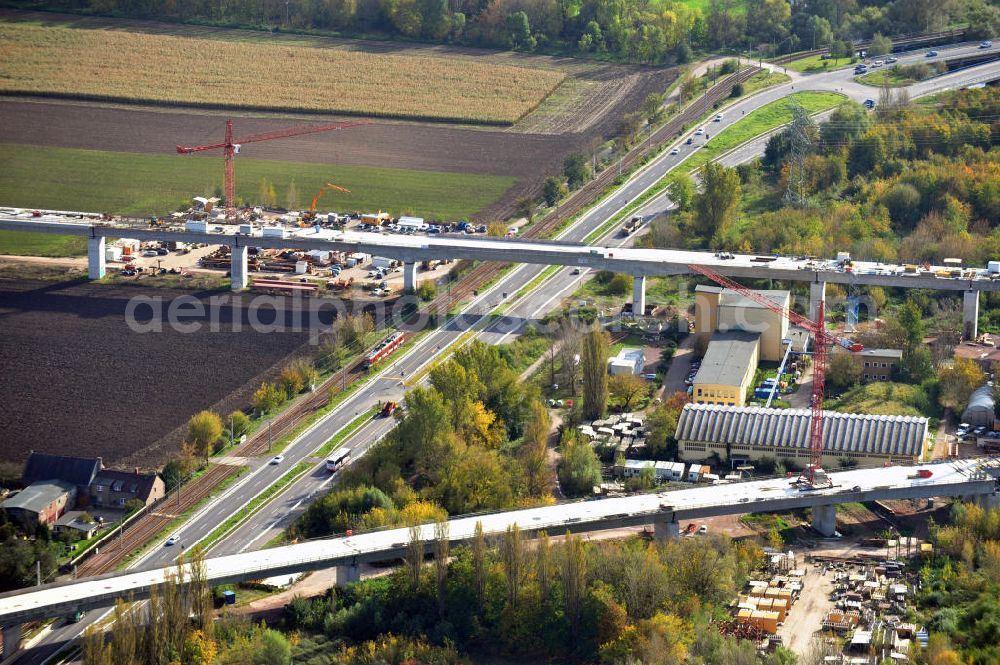 Rattmannsdorf from above - Vorschub- Bauarbeiten an der Saale-Elster-Talbrücke zwischen Ammendorf und Schkopau. Das Beton- Viadukt mit insgesamt 8, 5 Kilometern Länge wird teilweise mit großen Baugerüsten in so genannter Vor-Kopf-Bauweise errichtet. Die ICE - Neubaustrecke im Projekt VDE 8 der Deutschen Bahn und der DEGES soll 2015 in Betrieb gehen und wird das bisher längste Brückenbauwerk Deutschlands sein. Bauausführende Firmen sind die Hochtief Construction AG, Adam Hörnig, Gerdum und Breuer; Franki Grundbau; Doka Schalungstechniker; BBV Vorspanntechnik; Röro Traggerüstsysteme; Oevermann Hoch- und Tiefbau, Teupe & Söhne Gerüstbau GmbH, Alpine Bau, Kann Baustoffe und Arcelormittal. Die Bauüberwachung erfolgt durch das Ingenieurbüro Schüßler Plan. Construction site of the Saale-Elster-Talbrücke between Ammendorf and Schkopau. It will be 8, 5 km long and belongs to the Deutsche Bahn project VDE 8 and the DEGES. It should be finished in 2015. Its going to be the longest bridge in Germany. It is constructed by Hochtief Construction AG, Adam Hörnig, Gerdum und Breuer; Franki Grundbau; Doka Schalungstechniker; BBV Vorspanntechnik; Röro Traggerüstsysteme; Oevermann Hoch- und Tiefbau, Teupe & Söhne Gerüstbau GmbH, Alpine Bau, Kann Baustoffe und Arcelormittal.