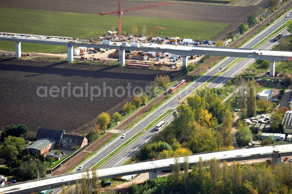 Rattmannsdorf from the bird's eye view: Vorschub- Bauarbeiten an der Saale-Elster-Talbrücke zwischen Ammendorf und Schkopau. Das Beton- Viadukt mit insgesamt 8, 5 Kilometern Länge wird teilweise mit großen Baugerüsten in so genannter Vor-Kopf-Bauweise errichtet. Die ICE - Neubaustrecke im Projekt VDE 8 der Deutschen Bahn und der DEGES soll 2015 in Betrieb gehen und wird das bisher längste Brückenbauwerk Deutschlands sein. Bauausführende Firmen sind die Hochtief Construction AG, Adam Hörnig, Gerdum und Breuer; Franki Grundbau; Doka Schalungstechniker; BBV Vorspanntechnik; Röro Traggerüstsysteme; Oevermann Hoch- und Tiefbau, Teupe & Söhne Gerüstbau GmbH, Alpine Bau, Kann Baustoffe und Arcelormittal. Die Bauüberwachung erfolgt durch das Ingenieurbüro Schüßler Plan. Construction site of the Saale-Elster-Talbrücke between Ammendorf and Schkopau. It will be 8, 5 km long and belongs to the Deutsche Bahn project VDE 8 and the DEGES. It should be finished in 2015. Its going to be the longest bridge in Germany. It is constructed by Hochtief Construction AG, Adam Hörnig, Gerdum und Breuer; Franki Grundbau; Doka Schalungstechniker; BBV Vorspanntechnik; Röro Traggerüstsysteme; Oevermann Hoch- und Tiefbau, Teupe & Söhne Gerüstbau GmbH, Alpine Bau, Kann Baustoffe und Arcelormittal.