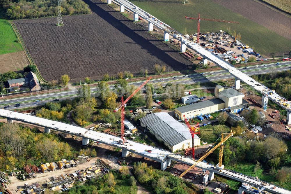 Rattmannsdorf from the bird's eye view: Vorschub- Bauarbeiten an der Saale-Elster-Talbrücke zwischen Ammendorf und Schkopau. Das Beton- Viadukt mit insgesamt 8, 5 Kilometern Länge wird teilweise mit großen Baugerüsten in so genannter Vor-Kopf-Bauweise errichtet. Die ICE - Neubaustrecke im Projekt VDE 8 der Deutschen Bahn und der DEGES soll 2015 in Betrieb gehen und wird das bisher längste Brückenbauwerk Deutschlands sein. Bauausführende Firmen sind die Hochtief Construction AG, Adam Hörnig, Gerdum und Breuer; Franki Grundbau; Doka Schalungstechniker; BBV Vorspanntechnik; Röro Traggerüstsysteme; Oevermann Hoch- und Tiefbau, Teupe & Söhne Gerüstbau GmbH, Alpine Bau, Kann Baustoffe und Arcelormittal. Die Bauüberwachung erfolgt durch das Ingenieurbüro Schüßler Plan. Construction site of the Saale-Elster-Talbrücke between Ammendorf and Schkopau. It will be 8, 5 km long and belongs to the Deutsche Bahn project VDE 8 and the DEGES. It should be finished in 2015. Its going to be the longest bridge in Germany. It is constructed by Hochtief Construction AG, Adam Hörnig, Gerdum und Breuer; Franki Grundbau; Doka Schalungstechniker; BBV Vorspanntechnik; Röro Traggerüstsysteme; Oevermann Hoch- und Tiefbau, Teupe & Söhne Gerüstbau GmbH, Alpine Bau, Kann Baustoffe und Arcelormittal.