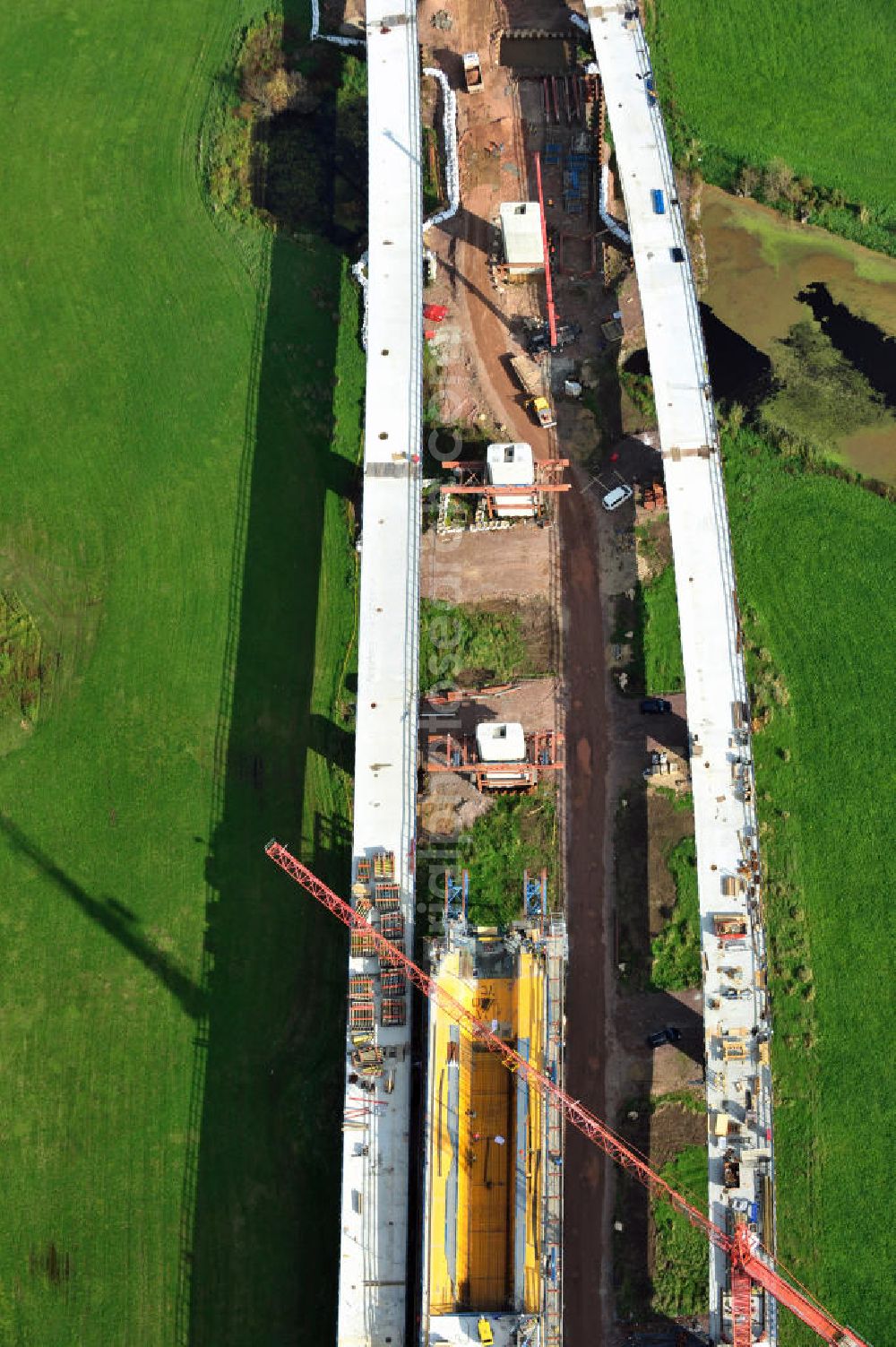 Rattmannsdorf from the bird's eye view: Vorschub- Bauarbeiten an der Saale-Elster-Talbrücke zwischen Ammendorf und Schkopau. Das Beton- Viadukt mit insgesamt 8, 5 Kilometern Länge wird teilweise mit großen Baugerüsten in so genannter Vor-Kopf-Bauweise errichtet. Die ICE - Neubaustrecke im Projekt VDE 8 der Deutschen Bahn und der DEGES soll 2015 in Betrieb gehen und wird das bisher längste Brückenbauwerk Deutschlands sein. Bauausführende Firmen sind die Hochtief Construction AG, Adam Hörnig, Gerdum und Breuer; Franki Grundbau; Doka Schalungstechniker; BBV Vorspanntechnik; Röro Traggerüstsysteme; Oevermann Hoch- und Tiefbau, Teupe & Söhne Gerüstbau GmbH, Alpine Bau, Kann Baustoffe und Arcelormittal. Die Bauüberwachung erfolgt durch das Ingenieurbüro Schüßler Plan. Construction site of the Saale-Elster-Talbrücke between Ammendorf and Schkopau. It will be 8, 5 km long and belongs to the Deutsche Bahn project VDE 8 and the DEGES. It should be finished in 2015. Its going to be the longest bridge in Germany. It is constructed by Hochtief Construction AG, Adam Hörnig, Gerdum und Breuer; Franki Grundbau; Doka Schalungstechniker; BBV Vorspanntechnik; Röro Traggerüstsysteme; Oevermann Hoch- und Tiefbau, Teupe & Söhne Gerüstbau GmbH, Alpine Bau, Kann Baustoffe und Arcelormittal.