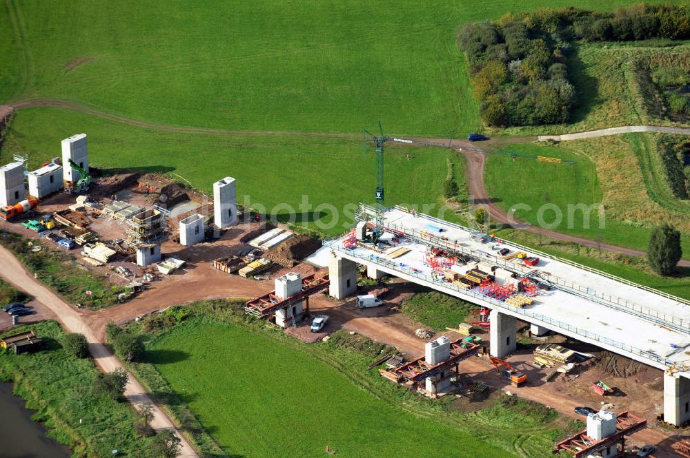 Rattmannsdorf from above - Vorschub- Bauarbeiten an der Saale-Elster-Talbrücke zwischen Ammendorf und Schkopau. Das Beton- Viadukt mit insgesamt 8, 5 Kilometern Länge wird teilweise mit großen Baugerüsten in so genannter Vor-Kopf-Bauweise errichtet. Die ICE - Neubaustrecke im Projekt VDE 8 der Deutschen Bahn und der DEGES soll 2015 in Betrieb gehen und wird das bisher längste Brückenbauwerk Deutschlands sein. Bauausführende Firmen sind die Hochtief Construction AG, Adam Hörnig, Gerdum und Breuer; Franki Grundbau; Doka Schalungstechniker; BBV Vorspanntechnik; Röro Traggerüstsysteme; Oevermann Hoch- und Tiefbau, Teupe & Söhne Gerüstbau GmbH, Alpine Bau, Kann Baustoffe und Arcelormittal. Die Bauüberwachung erfolgt durch das Ingenieurbüro Schüßler Plan. Construction site of the Saale-Elster-Talbrücke between Ammendorf and Schkopau. It will be 8, 5 km long and belongs to the Deutsche Bahn project VDE 8 and the DEGES. It should be finished in 2015. Its going to be the longest bridge in Germany. It is constructed by Hochtief Construction AG, Adam Hörnig, Gerdum und Breuer; Franki Grundbau; Doka Schalungstechniker; BBV Vorspanntechnik; Röro Traggerüstsysteme; Oevermann Hoch- und Tiefbau, Teupe & Söhne Gerüstbau GmbH, Alpine Bau, Kann Baustoffe und Arcelormittal.